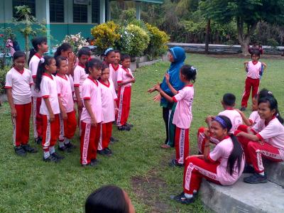 Siswa SDN 18 Kelurahan Tanjung kapal  latihan upacara Bendera 